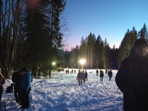 Z nejprudší české sjezdovky se při legendární silvestrovské jízdě spustilo 48 lyžařů se zapáleními pochodněmi
