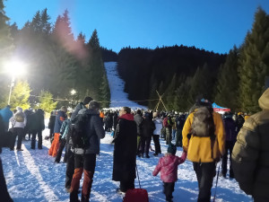 Z nejprudší české sjezdovky se při legendární silvestrovské jízdě spustilo 48 lyžařů se zapáleními pochodněmi