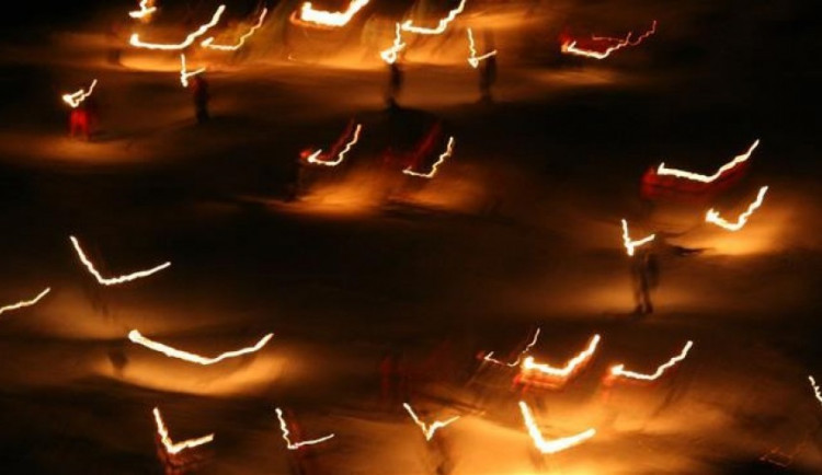 Z nejprudší české sjezdovky se při legendární silvestrovské jízdě spustilo 48 lyžařů se zapáleními pochodněmi