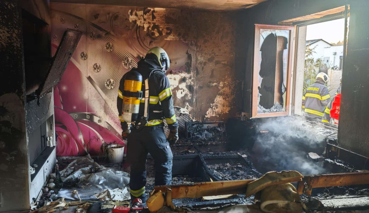 Svíčka bez dozoru zapálila rodinný dům na Včelné, plameny uvěznily psa pod vánočním stromečkem