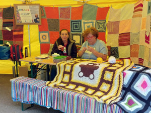 Skončila charitativní výroba a prodej dek, vynesly milion pro hospic