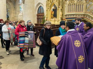 Skončila charitativní výroba a prodej dek, vynesly milion pro hospic