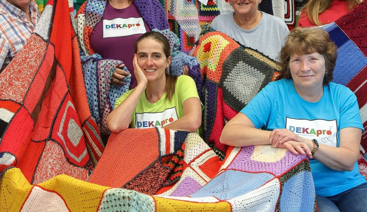 Skončila charitativní výroba a prodej dek, vynesly milion pro hospic