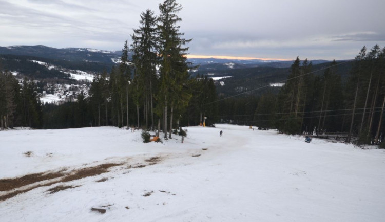 Nadcházející sněžení a nízké teploty by měly situaci na špičáckých sjezdovkách výrazně zlepšit