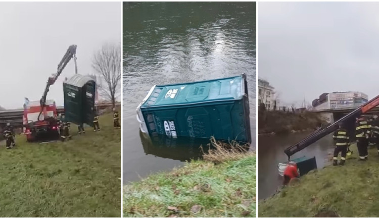 VIDEO: U břehu Radbuzy zakotvila kadibudka, hasiči pro ni sáhli hydraulickou rukou