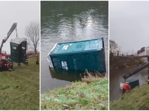 VIDEO: U břehu Radbuzy zakotvila kadibudka, hasiči pro ni sáhli hydraulickou rukou