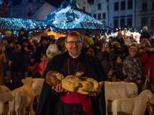 Plzeňský biskup Tomáš Holub pečuje také o své lidství, potkat ho můžete na tenise i na běžkách