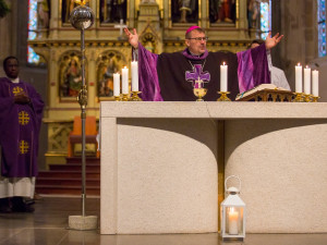 Plzeňský biskup Tomáš Holub pečuje také o své lidství, potkat ho můžete na tenise i na běžkách