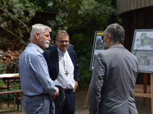 Plzeňský biskup Tomáš Holub pečuje také o své lidství, potkat ho můžete na tenise i na běžkách