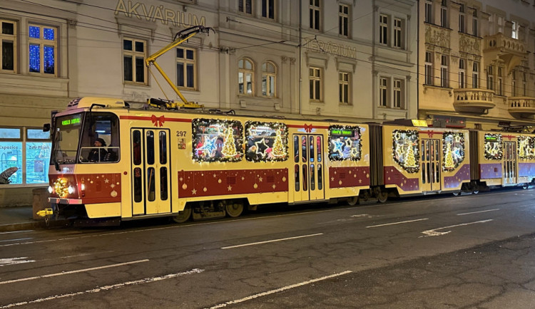 Plzeňská vánoční tramvaj obhájila v populární anketě stříbro, nestačila jako vždy na maďarský Miskolc