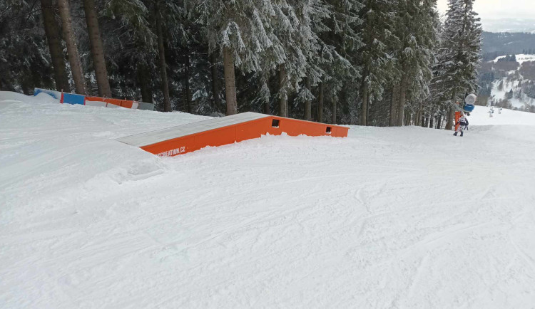 FOTOGALERIE: Snowpark na Paprsku má nové překážky. Užijí si zde začátečníci, děti i zkušení jezdci