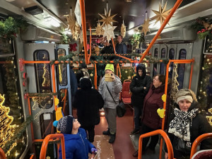 Plzeňská vánoční tramvaj obhájila v populární anketě stříbro, nestačila jako vždy na maďarský Miskolc