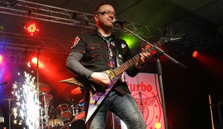 Legendární skupinu Turbo opustil frontman Míra Chrástka