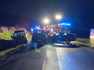 Nehoda tří osobáků si vyžádala celkem čtyři zraněné. Kluzká vozovka potrápila i řidiče autobusu