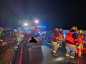 Nehoda tří osobáků si vyžádala celkem čtyři zraněné. Kluzká vozovka potrápila i řidiče autobusu