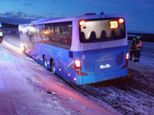 Nehoda tří osobáků si vyžádala celkem čtyři zraněné. Kluzká vozovka potrápila i řidiče autobusu