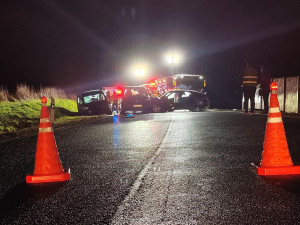 Nehoda tří osobáků si vyžádala celkem čtyři zraněné. Kluzká vozovka potrápila i řidiče autobusu