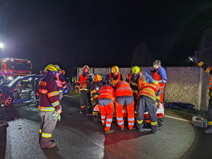 Nehoda tří osobáků si vyžádala celkem čtyři zraněné. Kluzká vozovka potrápila i řidiče autobusu