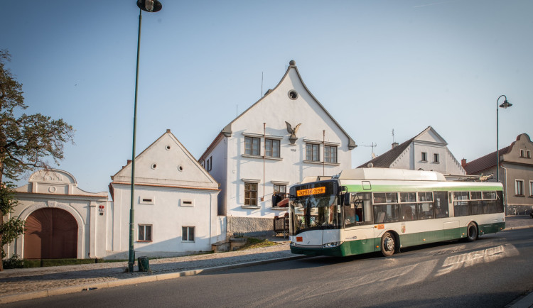 Do ulic vyjela zkušební linka 9, trolejbusy propojí Karlov s Koterovem