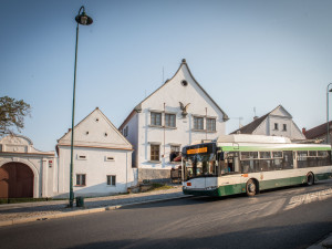 Do ulic vyjela zkušební linka 9, trolejbusy propojí Karlov s Koterovem