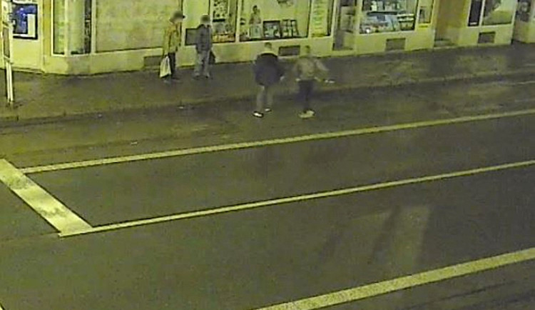 Foto zachycuje dva podezřelé muže, jak přichází k zastávce MHD