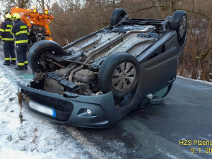 Mezi Novým Městečkem a Hartmanicemi se střetla dvě osobní auta. Jedno vozidlo je na střeše, druhé v příkopu