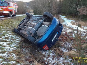Nedaleko Petrovic u Sušice skončilo ve škarpě osobní auto.