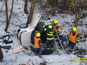 Mezi Hromnicemi a Českou bízou došlo k nehodě jednoho osobního automobilu.