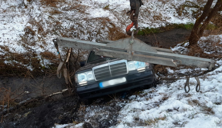 Mezi Novým Městečkem a Hartmanicemi se střetla dvě osobní auta. Jedno vozidlo je na střeše, druhé v příkopu