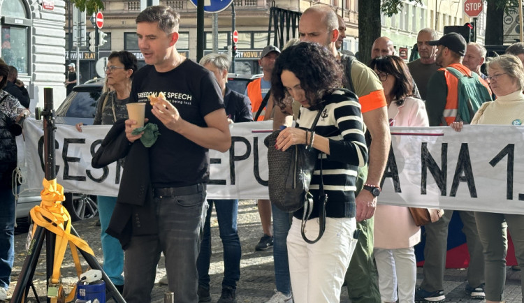 Manželka dezinformátora Vrabela musí odevzdat milion korun, manžel na její účet odkláněl peníze