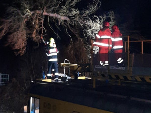 Hasiče na západě Čech potrápil silný vítr, vyjížděli k desítkám událostí