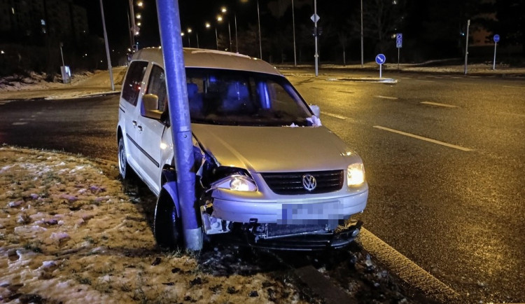 Auto napasované do lampy a posádka nikde, celá záhada měla překvapivé rozuzlení