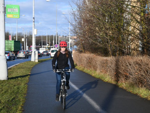 Cyklisty na frekventovaných stezkách nově sledují dva sčítače s displejem, město za ně dalo bezmála milion