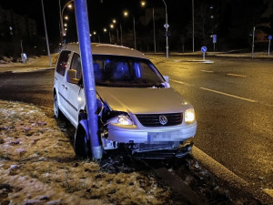 Auto napasované do lampy a posádka nikde, celá záhada měla překvapivé rozuzlení