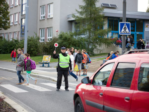 Město chce zklidnit dopravu v okolí základních škol, řešení hledá v evropském projektu Climaborough