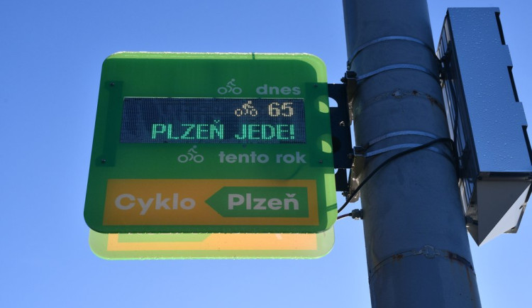 Cyklisty na frekventovaných stezkách nově sledují dva sčítače s displejem