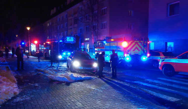 Z hořícího bytu v Zábřehu hasiči zachránili sedm osob. Jeden člověk má popáleniny druhého stupně