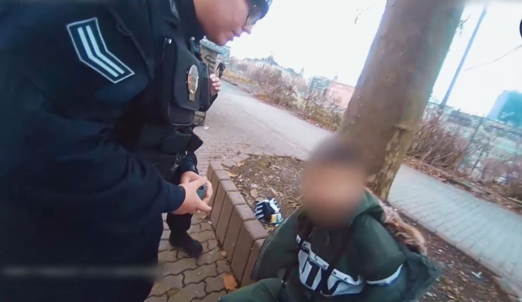 VIDEO: Pasažér neměl platnou jízdenku na MHD a to ho stálo svobodu. Z trolejbusu putoval do vězení