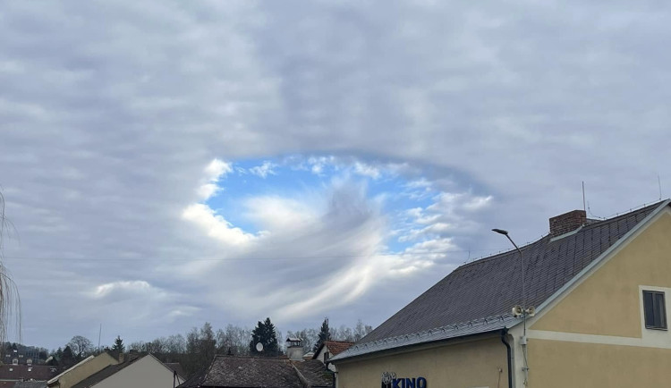 Nebesa se tajemně otevřela! Vidíte na snímcích UFO, anděla nebo ducha?