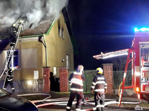Počasí komplikovalo zásah u požáru rodinného domu, na silnici namrzala voda z hadic