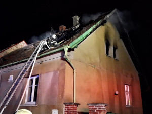 Počasí komplikovalo zásah u požáru rodinného domu, na silnici namrzala voda z hadic
