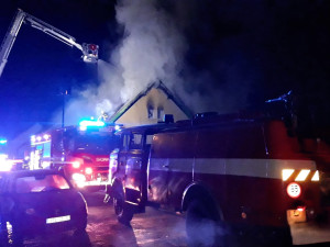 Počasí komplikovalo zásah u požáru rodinného domu, na silnici namrzala voda z hadic