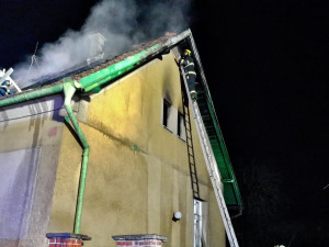 Počasí komplikovalo zásah u požáru rodinného domu, na silnici namrzala voda z hadic