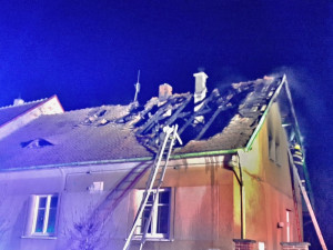 Počasí komplikovalo zásah u požáru rodinného domu, na silnici namrzala voda z hadic