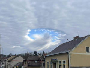 Nebesa se tajemně otevřela! Vidíte na snímcích UFO, anděla nebo ducha?