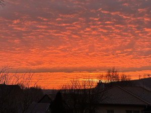 Oblohu při východu slunce rozzářily překrásně oranžové ranní červánky. Signalizují příchod špatného počasí