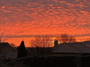 Oblohu při východu slunce rozzářily překrásně oranžové ranní červánky. Signalizují příchod špatného počasí