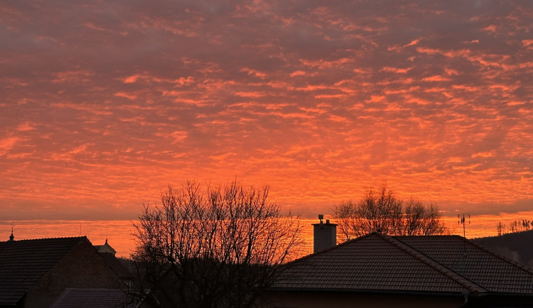 Oblohu ráno na východě zalily překrásně oranžové ranní červánky