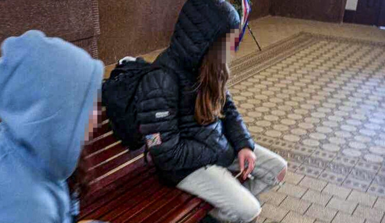 Žena kouřila v nádražní hale pro cestující, strážníkům se snažila drze a lživě namluvit, že je Asiatka