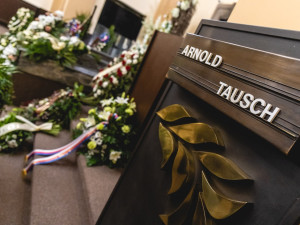 Policisté se poctami rozloučili se svým kolegou. Tragicky zahynul během výkonu služby při nehodě na D5